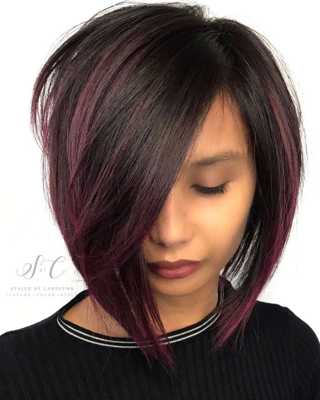 Taglio di capelli di media lunghezza ad angolo con riflessi viola