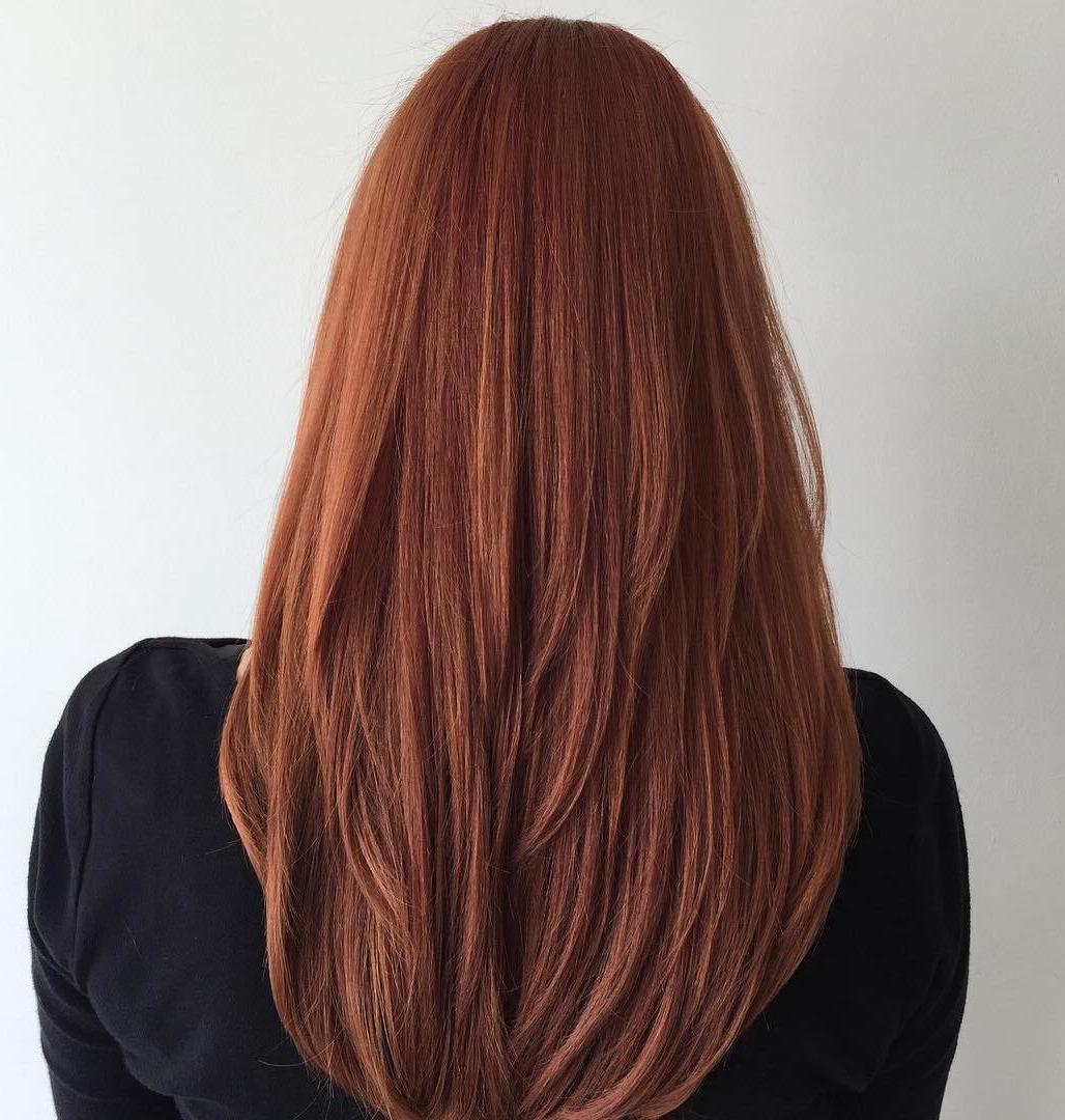Acconciatura rossa a V per capelli lunghi e lisci