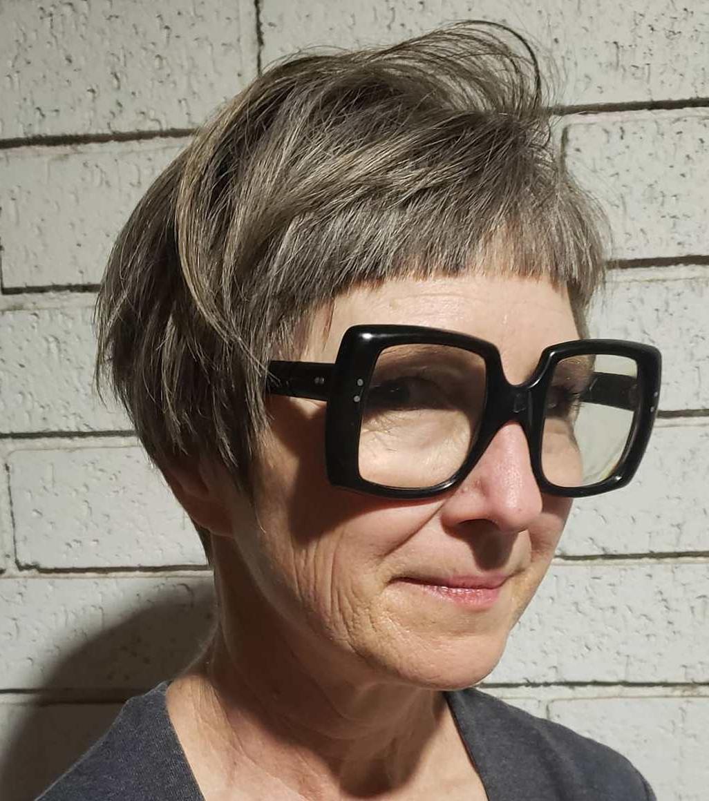 Taglio corto per donne over 60 con occhiali