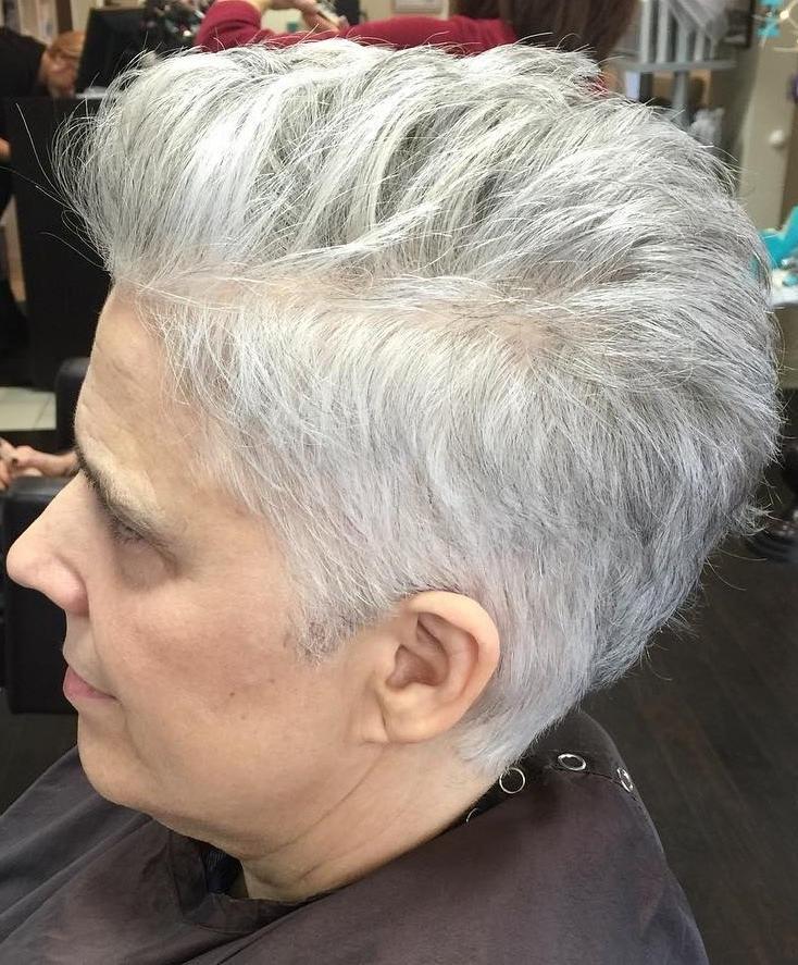 Taglio di capelli grigio corto 60+ con parte superiore più lunga