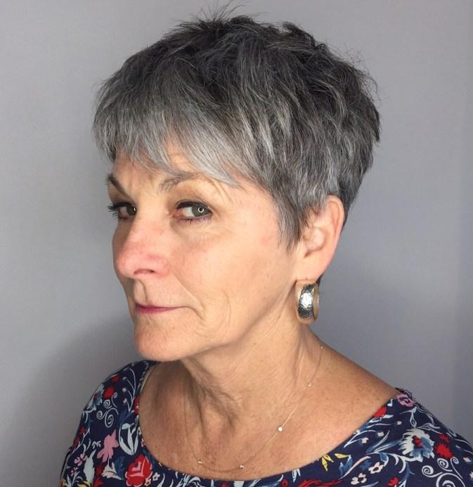 Taglio di capelli grigio corto corto per donne anziane