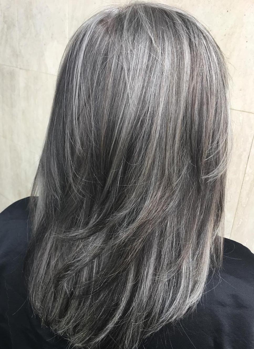 Taglio di capelli grigio scuro a strati medi